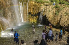 مردم زیر آبشار زیبای سمیرم خنک می‌شوند + تصاویر