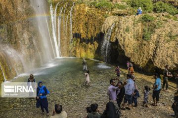 مردم زیر آبشار زیبای سمیرم خنک می‌شوند + تصاویر